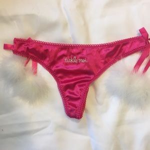Victoria’s Secret sexy little  thong Tickle moi  M